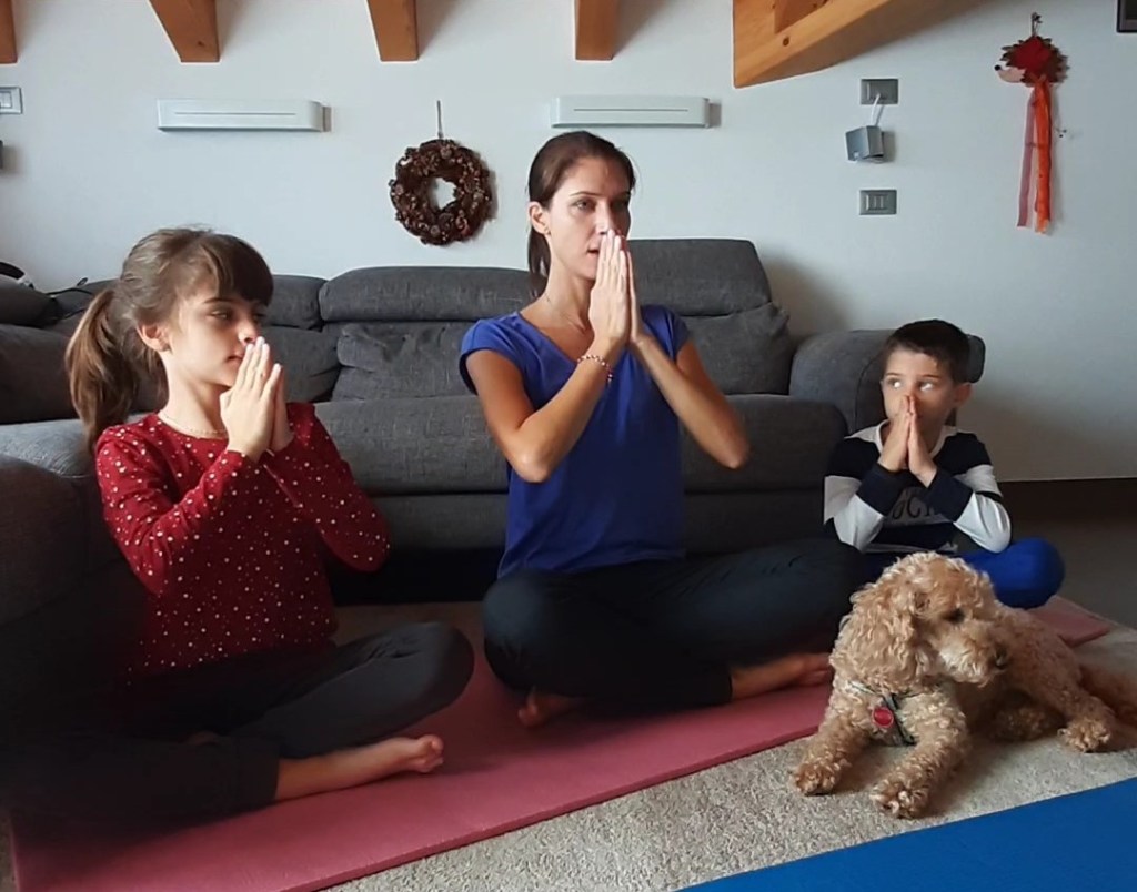 Perché lo yoga fa bene ai bambini
